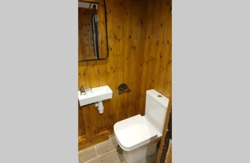 Forsbrook House | Pet-Friendly Malthouse Farm Cottage with High Guest Ratings