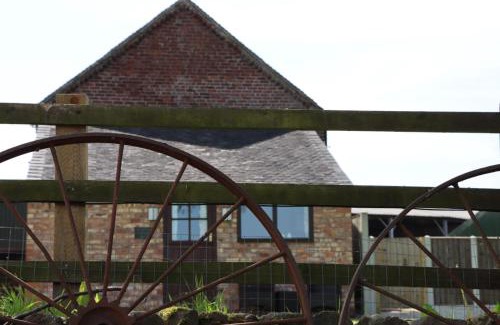 Forsbrook House | Pet-Friendly Malthouse Farm Cottage Studio with Breakfast
