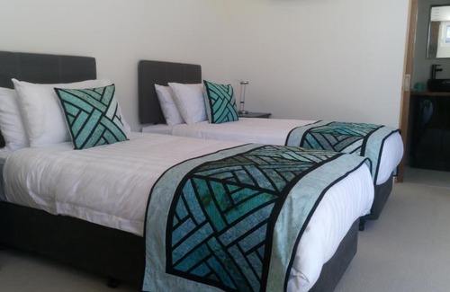 Coles Bay Bed & Breakfast | Discover Malting Lagoon Guest House: 4-Star Escape with Breakfast