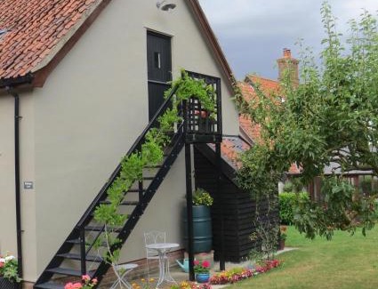 Hepworth Bed & Breakfast | Discover Maltings Loft: Top-Rated Stay with Breakfast Included