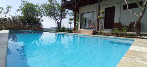 Sekongkang House | Maluk House: Oceanfront Retreat with Pool & Pet Friendly