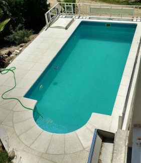 Villa Carlos Paz House | Malvina Hotel: Oceanfront Retreat with Pool & Pet-Friendly