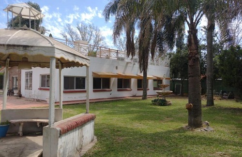 Roldan House | Family-Friendly Retreat at Mama LIDIA with Pool & Pets Welcome