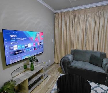 Newcastle Apartment | Relax at Mont Pelaan 88: Family-Friendly with Breakfast