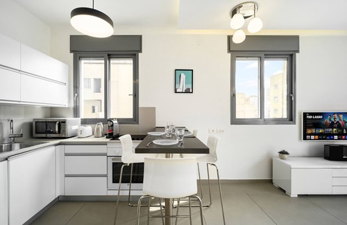 Tel Aviv Promenade Apartment | Seaside Escape & City Center Stay with Scenic Views