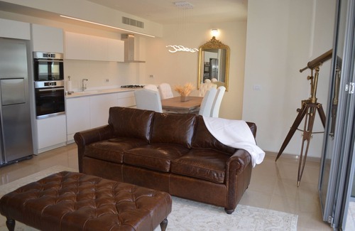 Jerusalem City Centre Apartment | Mamilla: Breathtaking Views & Top-Rated Amenities Await