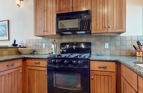 Mammoth Lakes Condo | Mammoth Estates 125 Chic Mountain condo, Private Washer Dryer, Walk to The Village, Gondola by RedAwning