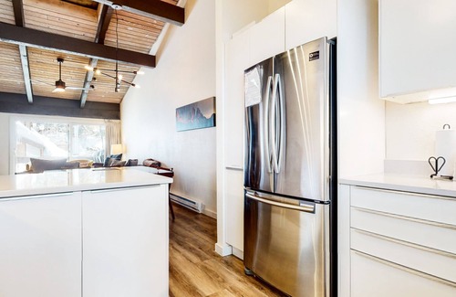 Mammoth Lakes Condo | Convenient Mammoth Lakes Condo: Steps to The Village & Slopes