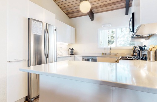 Mammoth Lakes Condo | Convenient Mammoth Lakes Condo: Steps to The Village & Slopes