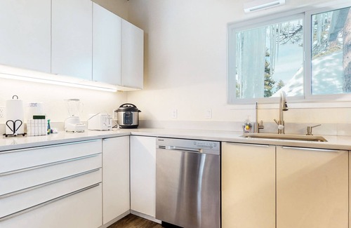 Mammoth Lakes Condo | Convenient Mammoth Lakes Condo: Steps to The Village & Slopes