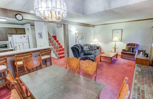 Mammoth Lakes Condo | Mammoth Ski & Racquet w/Shared Hot Tub & Pool