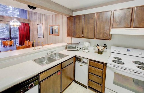 Mammoth Lakes Condo | Mammoth Ski & Racquet w/Shared Hot Tub & Pool