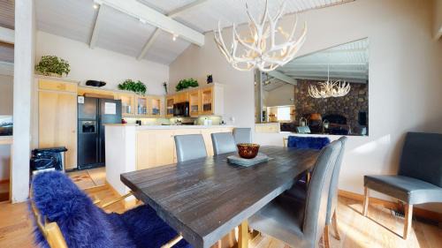 Mammoth Lakes Apartment | Relax at Mammoth West #137 Condo with Pool & Hot Tub