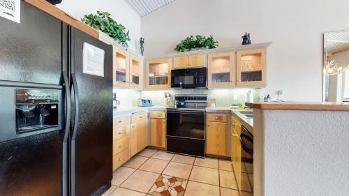 Mammoth Lakes Apartment | Relax at Mammoth West #137 Condo with Pool & Hot Tub