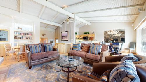 Mammoth Lakes Apartment | Relax at Mammoth West #137 Condo with Pool & Hot Tub