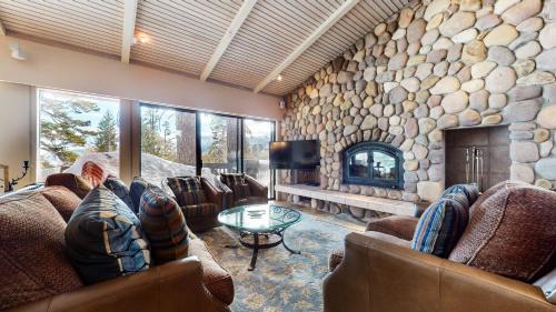 Mammoth Lakes Apartment | Relax at Mammoth West #137 Condo with Pool & Hot Tub