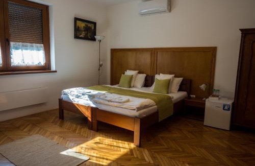Tata Bed & Breakfast | Relax at Mamutfenyő Panzió: Family-Friendly & Breakfast Included