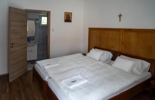 Tata Bed & Breakfast | Relax at Mamutfenyő Panzió: Family-Friendly & Breakfast Included
