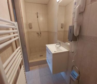 Tata Bed & Breakfast | Relax at Mamutfenyő Panzió: Family-Friendly & Breakfast Included