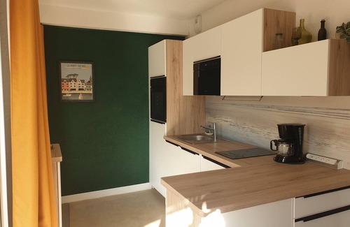 La Trinite-sur-Mer Ski Chalet | Inviting MANÉ CHEUIL: Garden, Kitchen, Pet-Friendly Stay