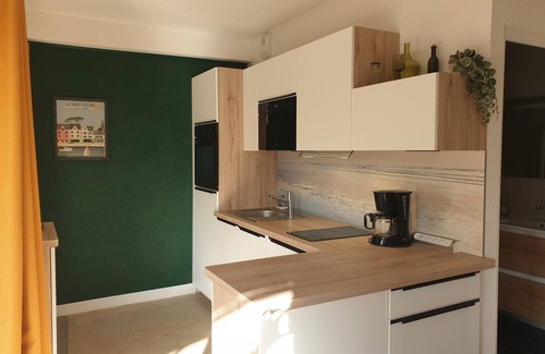 La Trinite-sur-Mer Ski Chalet | Inviting MANÉ CHEUIL: Garden, Kitchen, Pet-Friendly Stay