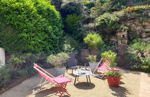 La Trinite-sur-Mer Ski Chalet | Inviting MANÉ CHEUIL: Garden, Kitchen, Pet-Friendly Stay