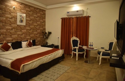 Jhalarapatan Hotel | Discover Man Singh Hotel and Resorts with Pool & Dining