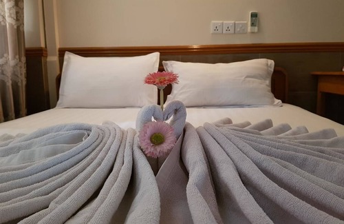 Minbu Hotel | Man Thi Tar Hotel: A Family-Friendly Oasis with Spa Access