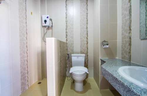Chiang Rai Hotel | Discover Mana Hotel: Family-Friendly with Restaurant & Kitchen