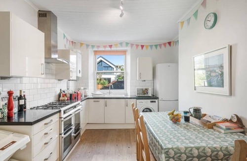 Maenporth Apartment | Manacles - Flat with Sea Views, Pet Friendly & Perfectly Located