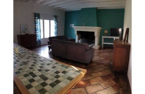 Arles Apartment | Comfortable MANADE BLANC Gîte with Spa & Hot Tub Access