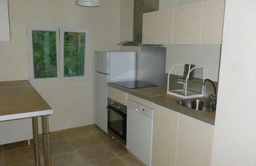 Arles House | Relaxing Getaway at Manade White Cottage for 5 Guests