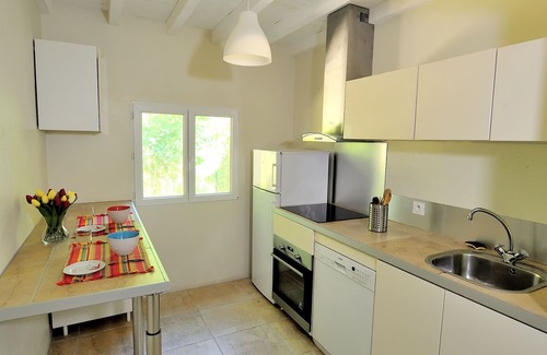 Arles House | Relaxing Getaway at Manade White Cottage for 5 Guests