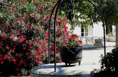 Arles House | Relaxing Getaway at Manade White Cottage for 5 Guests