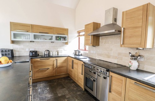 Aberdaron Cottage | Discover Manaros Cottage: Oceanfront Retreat with Breakfast