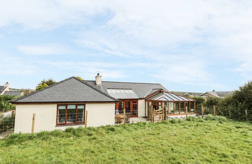 Aberdaron Cottage | Discover Manaros Cottage: Oceanfront Retreat with Breakfast