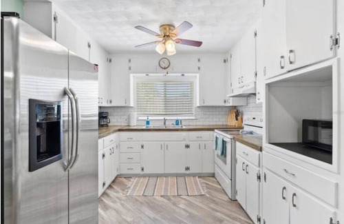 Whitney Beach House | Ideal Getaway: Manatee Hotel Near Anna Maria Island