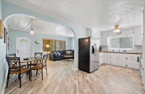 Whitney Beach House | Ideal Getaway: Manatee Hotel Near Anna Maria Island