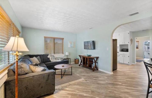 Whitney Beach House | Ideal Getaway: Manatee Hotel Near Anna Maria Island