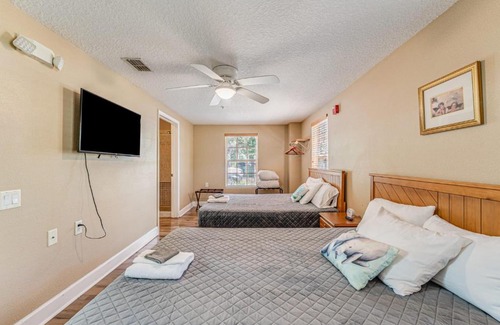 Chassahowitzka Bed & Breakfast | Ideal Manatee Room with Kitchen - Guest Rated 10/10!