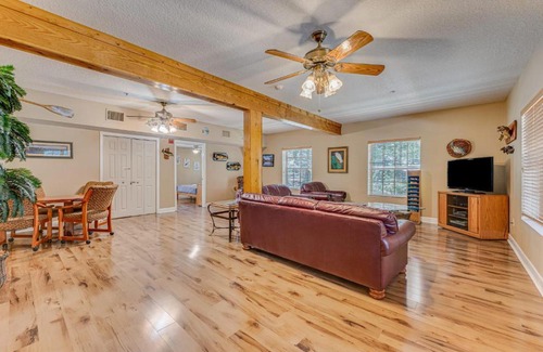 Chassahowitzka Bed & Breakfast | Ideal Manatee Room with Kitchen - Guest Rated 10/10!