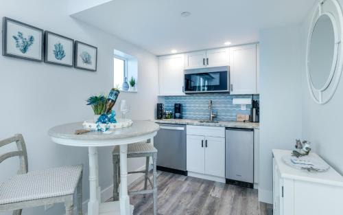 Cape Harbour Apartment | Cozy Manatee Suite at Funky Fish House with Ocean Views