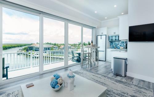 Cape Harbour Apartment | Discover Manatee Suite at Funky Fish House, Cape Harbour