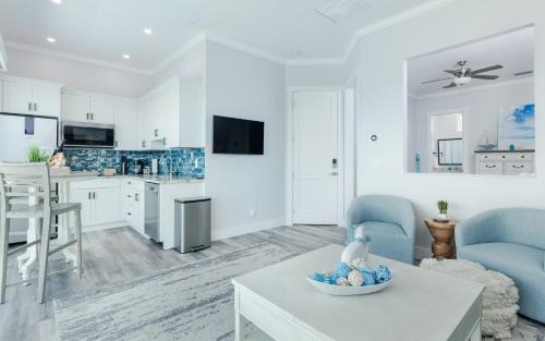 Cape Harbour Apartment | Discover Manatee Suite at Funky Fish House, Cape Harbour