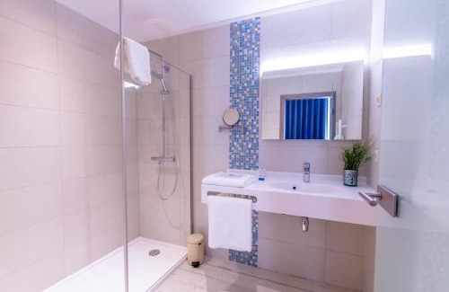 Liers Hotel | Top-Rated ManavaHotel: Pet-Friendly & Family Welcoming