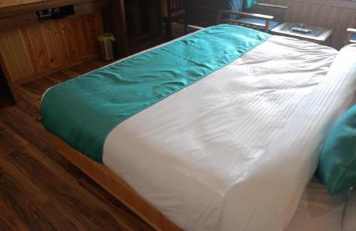 Shimla Hotel | Perfect Getaway at Manaw Valley Resort: Pool & Dining Options