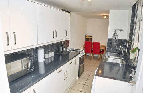 Manchester House | Manchester 2 Bedrooms Tv Close To Local Sights