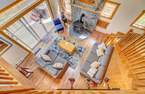 Sunderland House | Experience Mt Equinox Views with Hot Tub & Adventure Awaits
