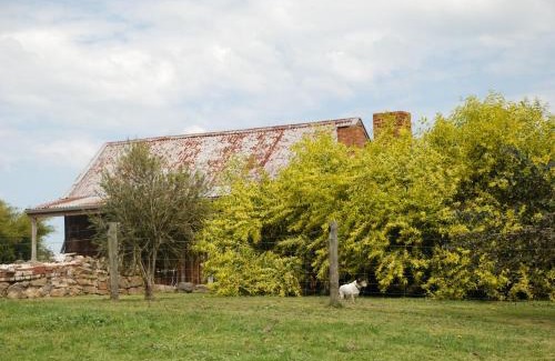 Metcalfe House | Charming Mancuso Country Cottage Retreat: Pet & Family Friendly