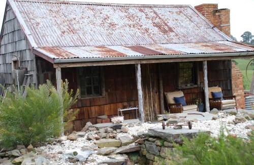 Metcalfe House | Charming Mancuso Country Cottage Retreat: Pet & Family Friendly